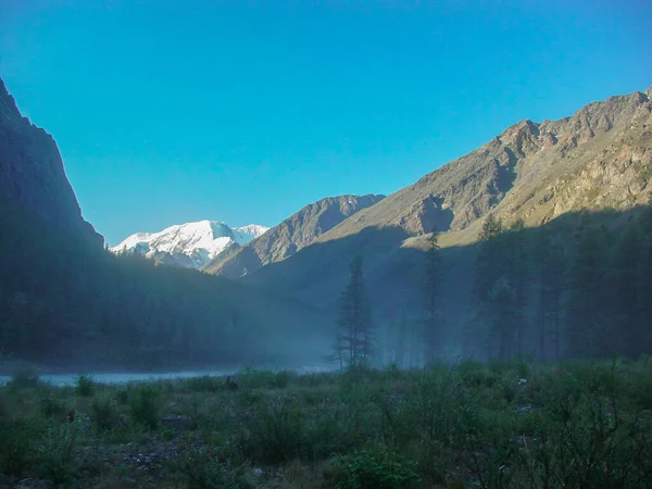              Katun Nehri 'nde şafak vakti. Altai Dağı. Sis.                  