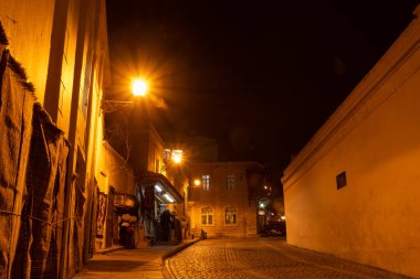Old Town 'ın gece sokakları. Bakü 'nün iç kısımları. Azerbaycan.
