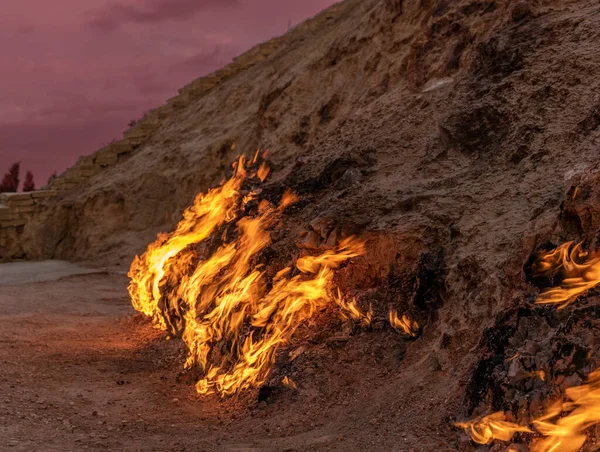 Yanardağ Doğal Sonsuz Alev. Kireçtaşı dağından yüzeye çıkan gaz çıkışı. Mehemmedi köyü. Bakü. Azerbaycan.