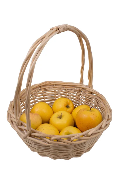 Korb mit goldenen köstlichen Äpfeln — Stockfoto