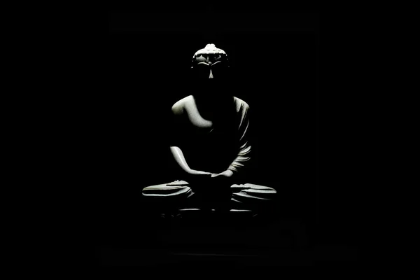 Socha buddha izolované na černém pozadí — Stock fotografie