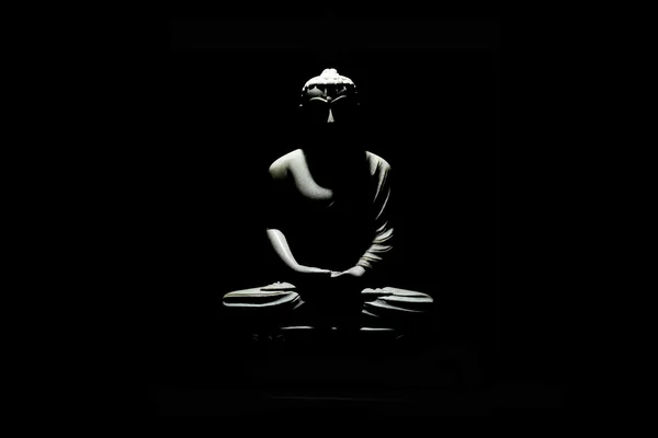 Buda heykeli siyah arkaplanda izole edildi