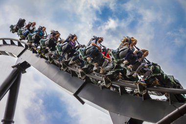 insanlar bir roller coaster üzerinde 