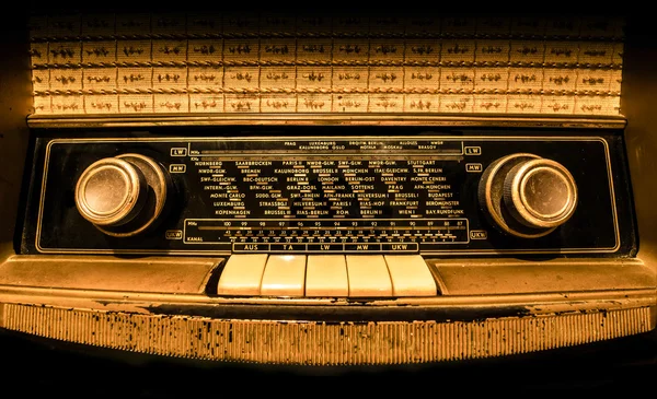 Vista frontal de um rádio alemão antigo — Fotografia de Stock