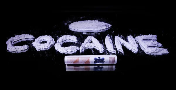 Slovo kokain, hromadu drogy a 50 euro poznámky — Stock fotografie