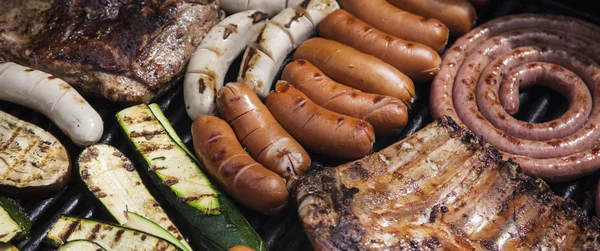 Барбекю с мясом и овощами — стоковое фото