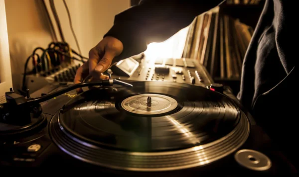 DJ i studio med skivspelare — Stockfoto