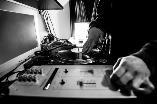 DJ im Studio mit Plattenspieler und Mischpult — Stockfoto