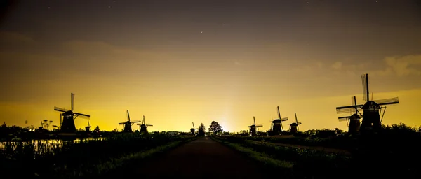 Pintoresco paisaje con molinos de viento —  Fotos de Stock