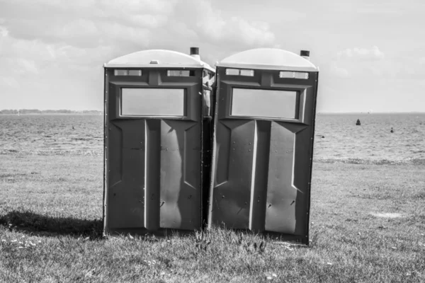 WC móvel em uma praia — Fotografia de Stock