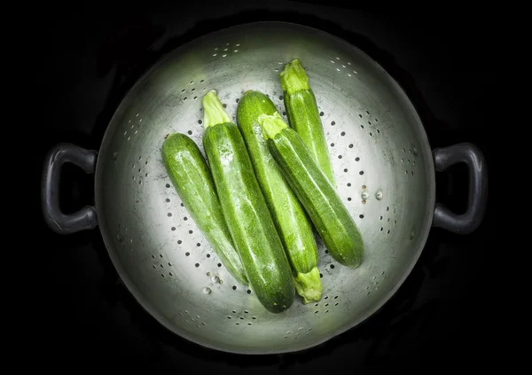 Colander with five courgettes — Stock Photo, Image