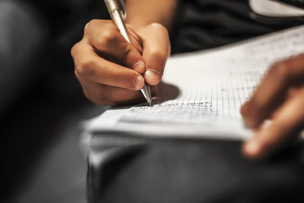 Escribir en un papeleo — Foto de Stock