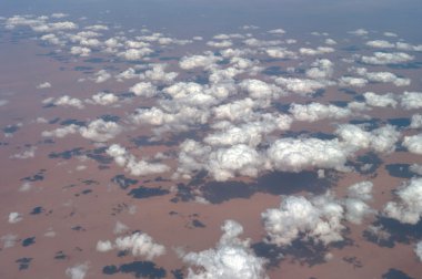 Afrika'da bulutlar üzerinde kum çöl