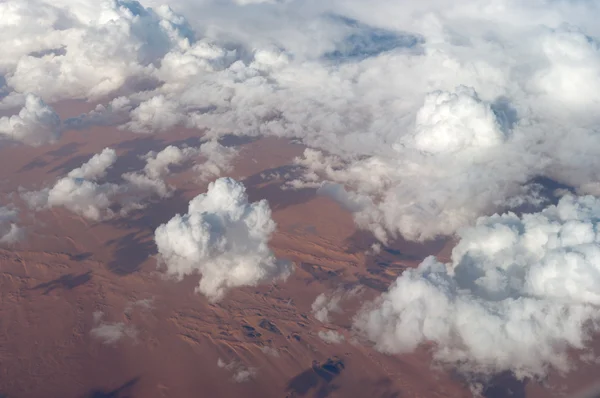 Bulutların üzerinde bir Afrika çöl üzerinde