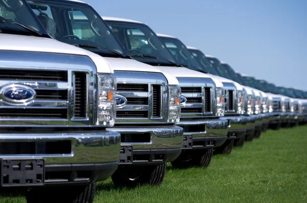 Larga línea de camiones Ford — Foto de Stock