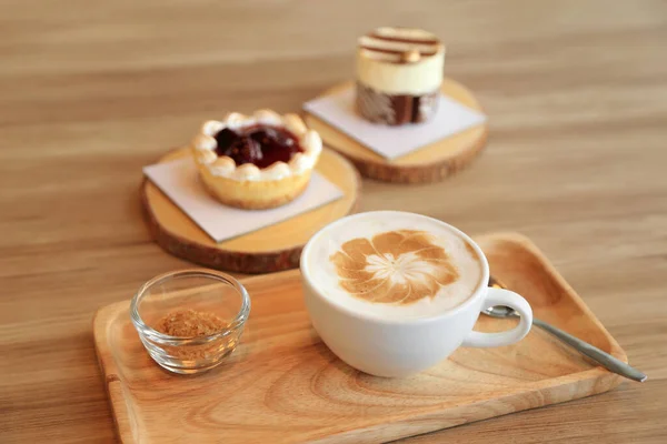 Konfektorer Atmosfär Koncept Kopp Med Varm Latte Kaffe Träbord Med — Stockfoto