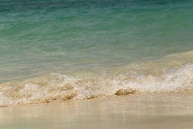 Denizin dalgaları kumsala vuruyor, yaz arkaplanı..