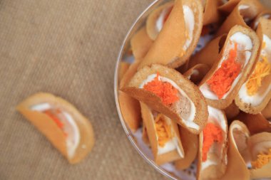 Tayland usulü çıtır krep, iki çeşit çeşnili, sarı, tuzlu ve kırmızı, geleneksel Tayland krep tatlısı..