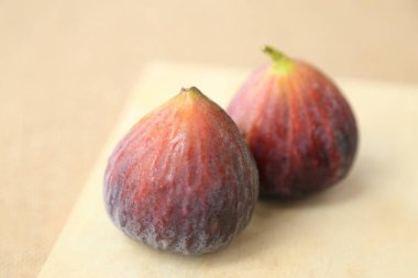 Tahta tabakta taze meyve, incir (Ficus carica).