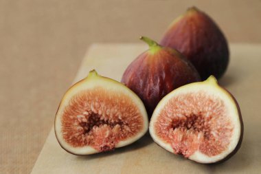 Tahta tabakta taze meyve, incir (Ficus carica).