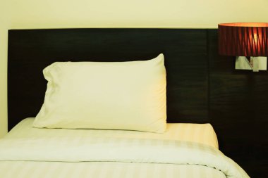 Gece sahne görüntü rahat yastık ve yatak, otel iç.