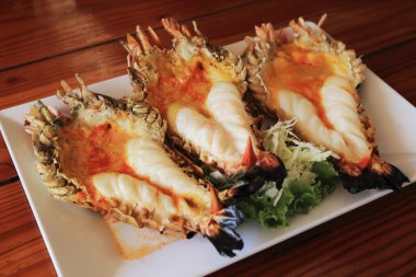 Kızarmış dev nehir karidesi ya da beyaz tabakta karides Tayland usulü Tayland yemeği..