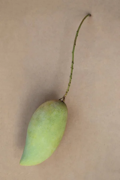 Zelené Mango Hnědém Pozadí — Stock fotografie