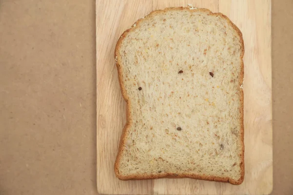 Ψωμί Ολικής Αλέσεως Φόντο Καφέ Ξύλου — Φωτογραφία Αρχείου