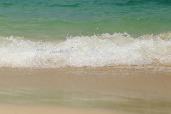 Κύμα Της Θάλασσας Κατακλύζεται Από Άμμο Παραλία Φόντο Καλοκαίρι — Φωτογραφία Αρχείου