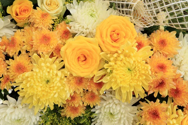 Gelbe Und Weiße Blüten Als Natürliches Hintergrundbild Mit Rose Und — Stockfoto