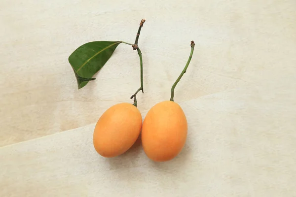 Świeża Śliwka Mariańska Lub Owoce Śliwki Mango Drewnianym Tle Bouea — Zdjęcie stockowe