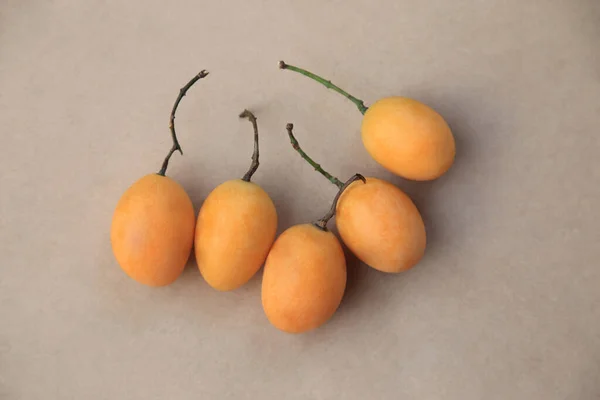 Świeża Śliwka Mariańska Lub Owoce Śliwki Mango Drewnianym Tle Bouea — Zdjęcie stockowe