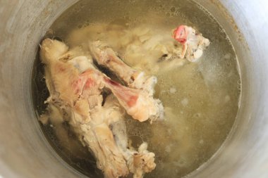 Pişirmek için tavuk çorbası, çorba yapmak için tavuk kemiği..