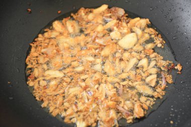 Sıcak yağda kızartılmış sarımsak, Tayland yemekleri için popüler ve önemli bir malzeme..