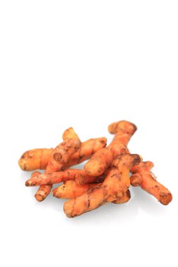 Zerdeçal ya da Curcuma kökleri, beyaz arka planda taze doğal otlar.