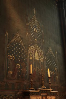 Paris, Fransa - 28 Ekim 2018 Notre Dame de Paris İçişleri. Katedral 'de boyalı küçük sunak ve mumlar.