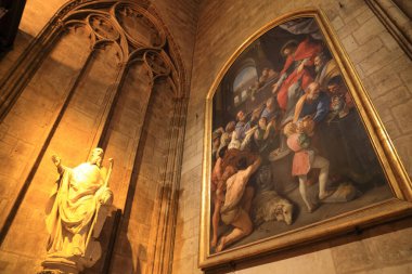 Paris, Fransa - 28 Ekim 2018 Notre Dame de Paris İçişleri. Eski bir heykel ve Katedral 'de boyanmış..