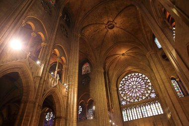 PARIS, FRANCE - 28 Ekim 2018: Avrupa 'daki en eski Katedrallerden birinin iç mimarisi Notre Dame de Paris. Fransa.