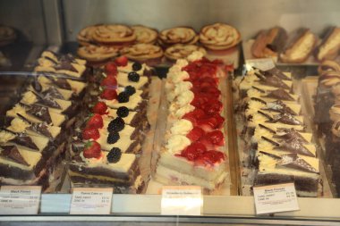 Bir tezgah vitrininde lezzetli bir pasta..