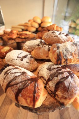Bir tezgah vitrininde lezzetli iştah açıcı şekerlemeler.