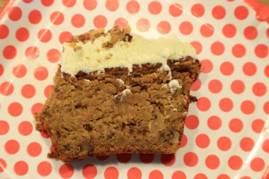 Parti için ev yapımı havuçlu kek..