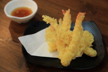 Ebi tempura, unlu kızarmış karides, geleneksel Japon tarifi..