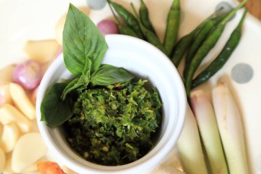 Ev yapımı vejetaryen Tayland yeşil köri ezmesi ve ham malzeme..