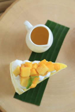 Taze mango parçalı mango keki tam aromalı mango sosuyla servis edilir..