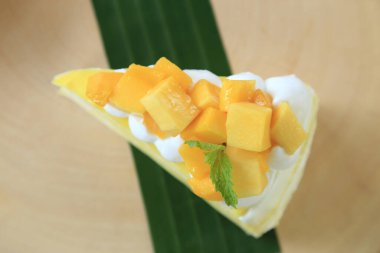 Üstünde taze mango parçası olan mango keki..