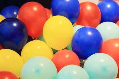 Arkaplan olarak kullanılacak renkli yüzen balon.