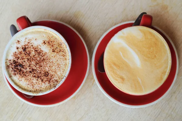 Ovanifrån Två Kaffekopp Latte Och Mocka Röd Kopp Trä Bakgrund — Stockfoto