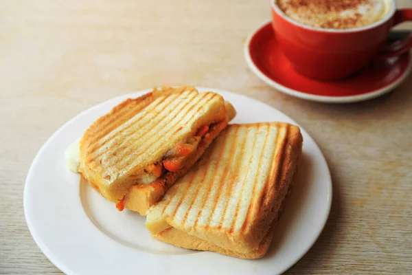 素朴な木製のテーブルの上にコーヒーカップと朝食のためのグリルチーズサンドイッチ 選択的焦点 — ストック写真