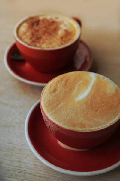 Deux Tasses Café Latte Moka Tasse Rouge Sur Table Rustique — Photo