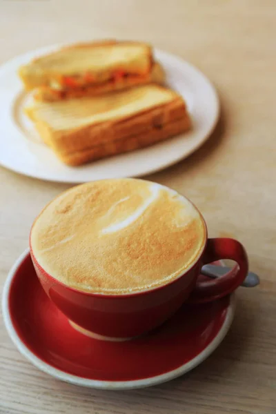 Desayuno Con Café Con Leche Taza Roja Sándwich Mesa Madera — Foto de Stock